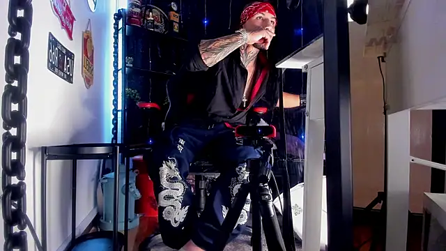 Snapshot of the_beast_master_ chatting on December 20, 9:55 pm the beast master online show from December 20, 9:55 pm