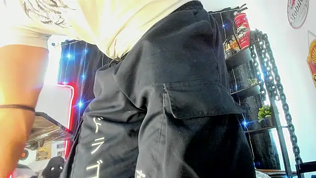 Snapshot of the_beast_master_ chatting on December 22, 8:50 pm the beast master online show from December 22, 8:50 pm