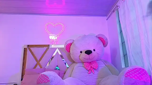 Jazmin tay online show from September 26, 11:47 am