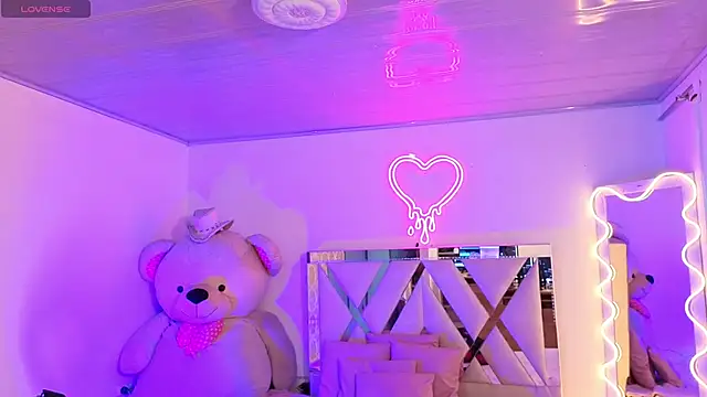 Jazmin tay online show from October 29, 11:56 am