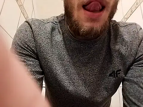 Snapshot of hoot_denis28 chatting on December 8, 2:52 pm hoot denis28 online show from December 8, 2:52 pm