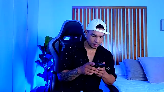 estebandelouis online show from May 9, 12:49 am