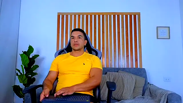 estebandelouis online show from May 12, 11:18 am