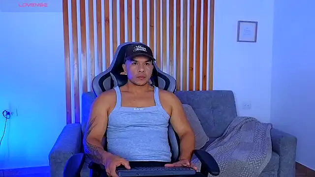 estebandelouis online show from May 19, 11:05 am