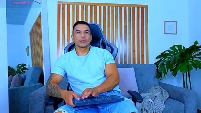 estebandelouis online show from May 25, 1:22 am