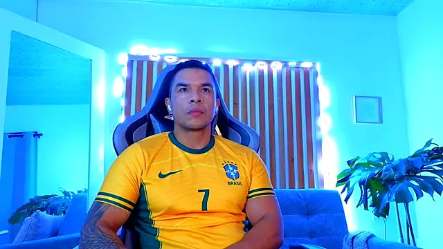 estebandelouis online show from May 27, 9:06 am