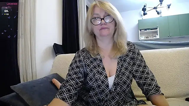Blond Woman online show from January 31, 9:16 pm