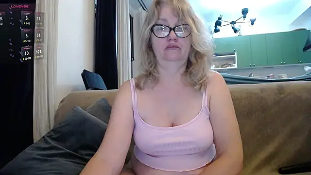 Blond Woman online show from February 6, 10:00 pm