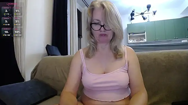 Blond Woman online show from February 9, 9:49 pm