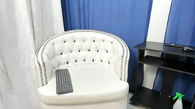 Analia18  online show from December 11, 5:59 pm