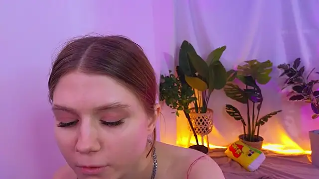AlisiaSpinnet  online show from December 5, 1:06 pm