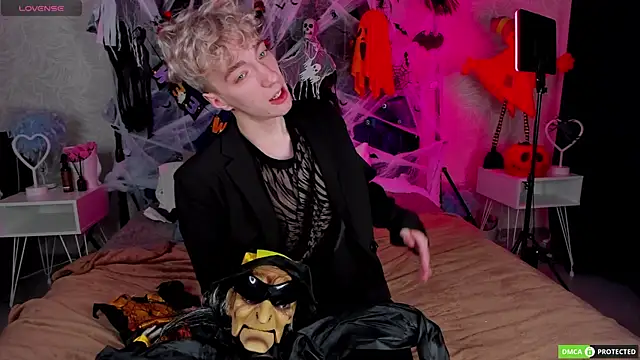 TrevorBenson online show from October 31, 3:18 am