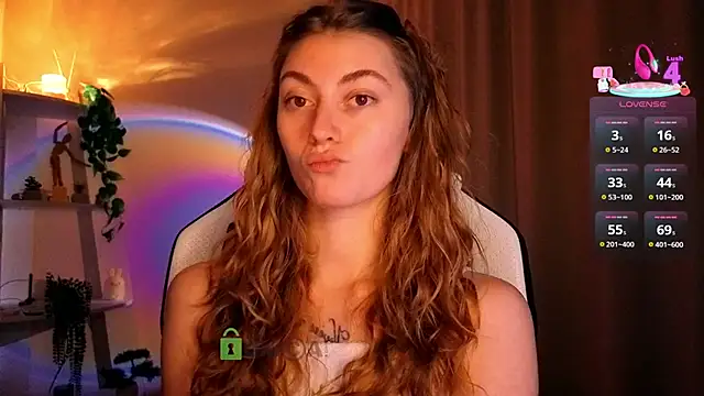 Snapshot of lady_curls chatting on March 24, 10:26 pm lady curls online show from March 24, 10:26 pm