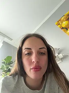 Snapshot of AmiLavs chatting on May 3, 10:32 am AmiLavs online show from May 3, 10:32 am