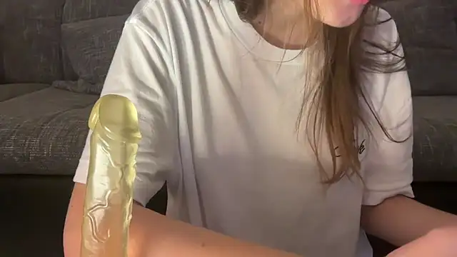 EmilyWi  online show from December 12, 1:43 am