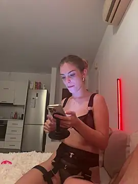 Snapshot of MrAndMrsSavage chatting on November 21, 10:30 pm MrAndMrsSavage online show from November 21, 10:30 pm