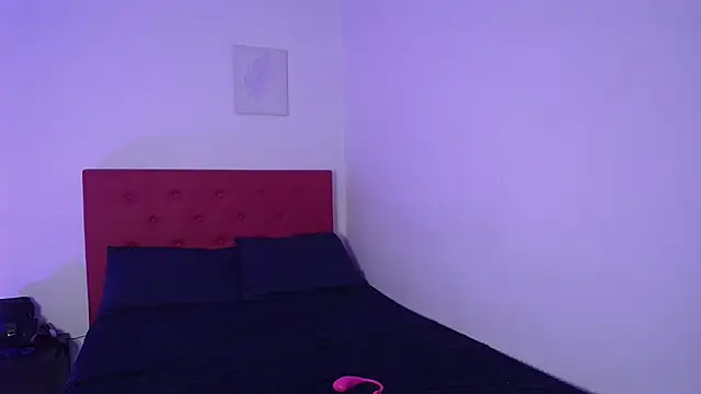 issa kitty online show from December 20, 8:12 pm