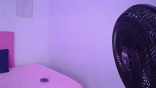 issa kitty online show from January 25, 4:03 pm