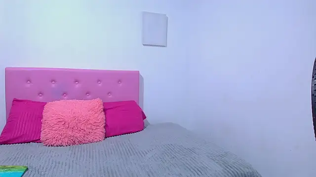 issa kitty online show from January 30, 6:46 am