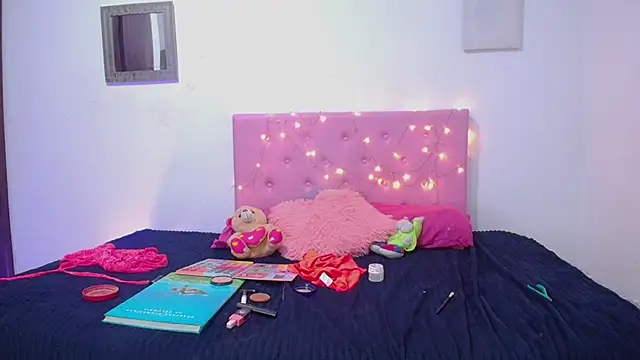 issa kitty online show from February 18, 11:41 pm
