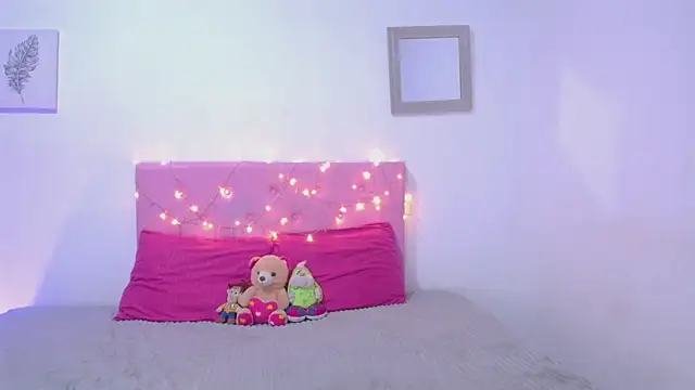 issa kitty online show from March 18, 9:53 pm