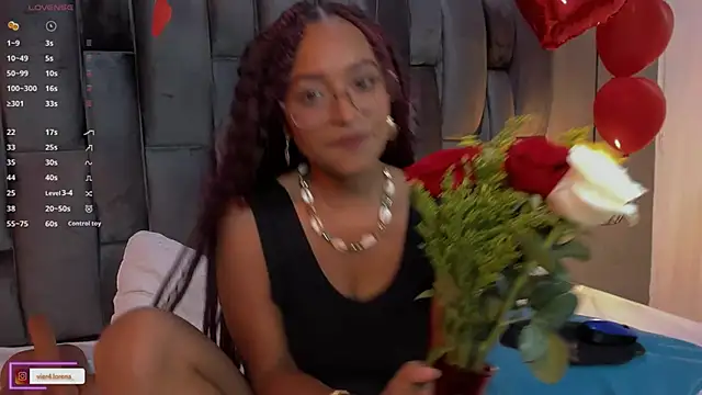 Lorena Vieira  online show from February 15, 8:33 pm