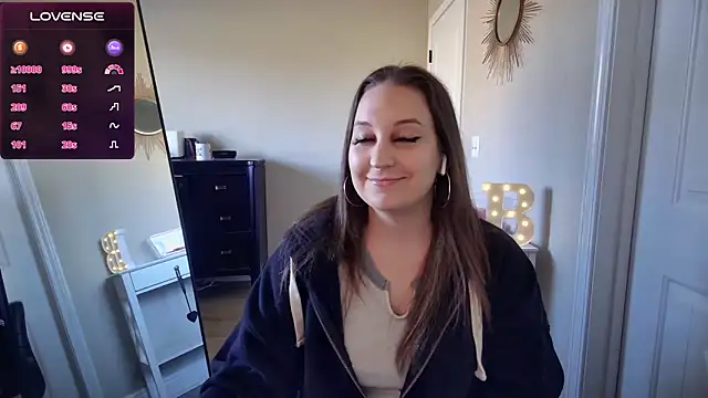 Snapshot of Brooklyn_Bee chatting on December 11, 8:28 pm Brooklyn Bee online show from December 11, 8:28 pm