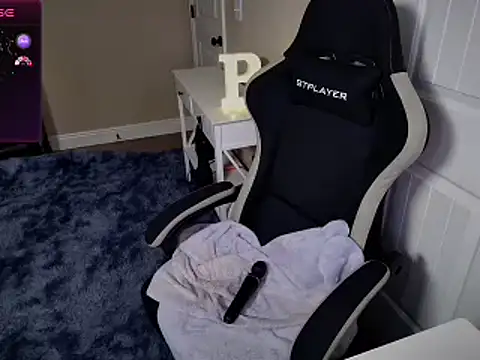 Snapshot of Brooklyn_Bee chatting on February 24, 3:23 am Brooklyn Bee online show from February 24, 3:23 am