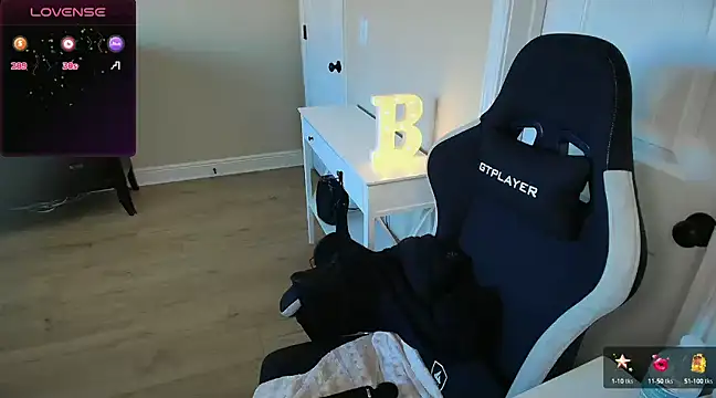 Snapshot of Brooklyn_Bee chatting on March 17, 10:17 pm Brooklyn Bee online show from March 17, 10:17 pm