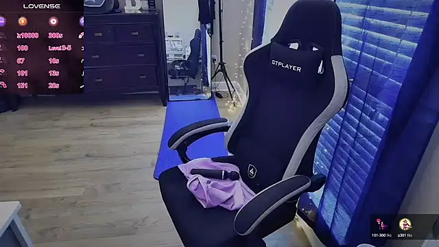 Snapshot of Brooklyn_Bee chatting on September 18, 8:11 pm Brooklyn Bee online show from September 18, 8:11 pm