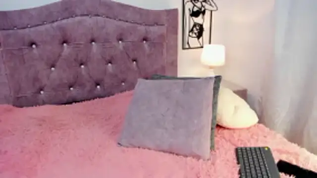 LunaSmitt online show from December 18, 1:55 am