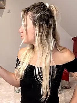 Snapshot of carlaaa chatting on October 12, 8:24 am carlaaa online show from October 12, 8:24 am