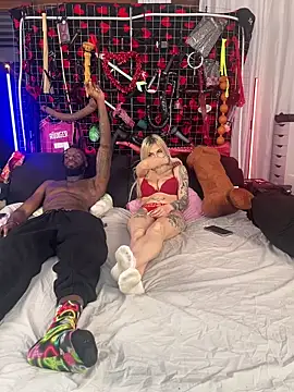 Snapshot of MacTroy chatting on February 19, 8:27 pm MacTroy online show from February 19, 8:27 pm