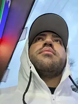 JuanZapata33 online show from March 4, 11:11 pm