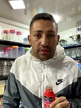 JuanZapata33 online show from October 13, 9:37 pm