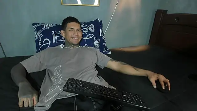 Snapshot of Travistanner_28 chatting on February 23, 2:58 pm Travistanner 28 online show from February 23, 2:58 pm