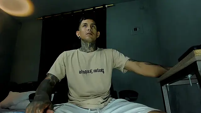 Snapshot of Travistanner_28 chatting on March 27, 3:23 am Travistanner 28 online show from March 27, 3:23 am