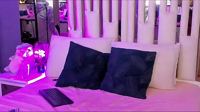 Snapshot of Kitty_Eliffe chatting on January 24, 7:18 pm Kitty Eliffe online show from January 24, 7:18 pm