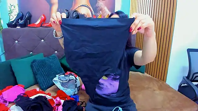 Snapshot of LauraSin chatting on October 5, 3:38 am LauraSin online show from October 5, 3:38 am