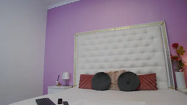 Lenna Paul online show from December 17, 4:51 am