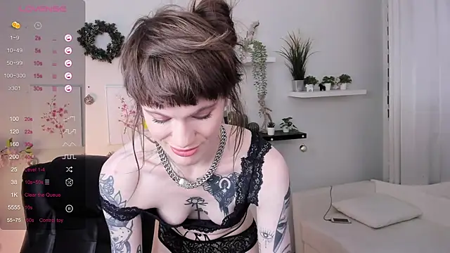 Snapshot of Fog_Foggy_Love chatting on December 23, 4:12 am Fog Foggy Love online show from December 23, 4:12 am