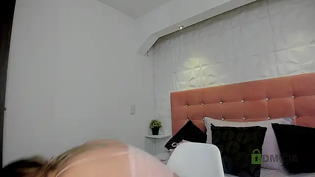 yulievans online show from December 5, 7:28 pm