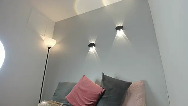 yulievans online show from January 14, 7:53 pm