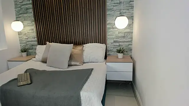yulievans online show from January 21, 7:28 pm