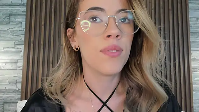 yulievans online show from January 22, 9:10 pm