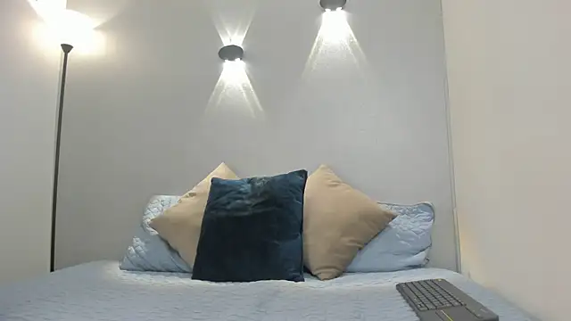 yulievans online show from January 29, 9:01 am