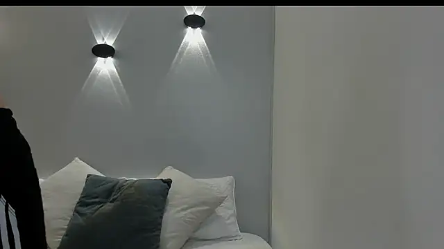 yulievans online show from February 3, 5:24 pm