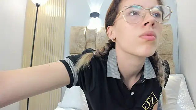 yulievans online show from February 8, 1:33 pm
