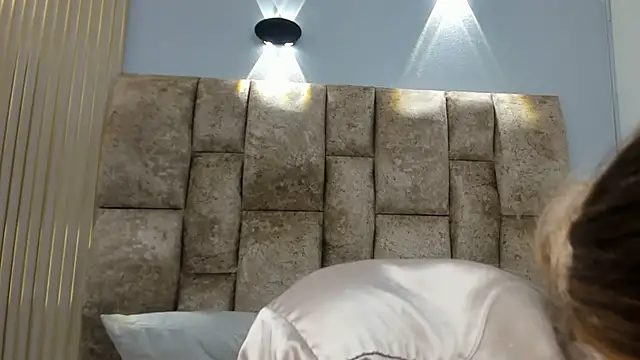 yulievans online show from February 22, 10:09 pm