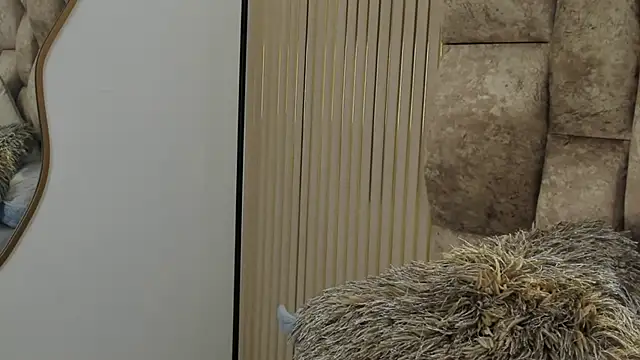 yulievans online show from March 3, 4:14 pm